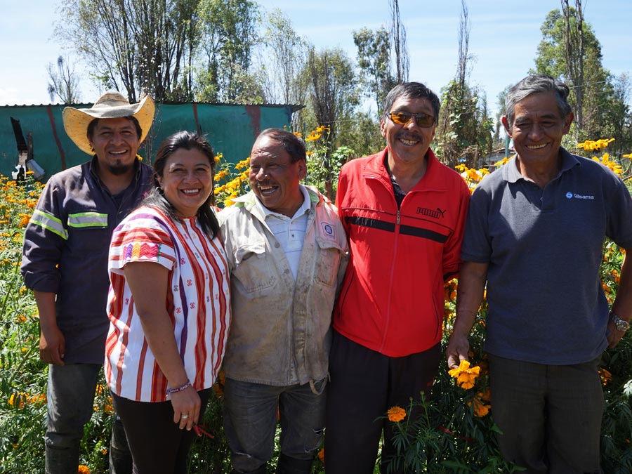 Ariel, Lorena, Agustín, Lucas y Juan en la chinampa y el cempasúchil de San Gregorio Foto: Mariana Castillo