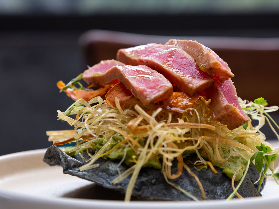 Tostada de atún de Rubaiyat: 12 restaurantes en CDMX que apoyan la lucha contra el cáncer de mama