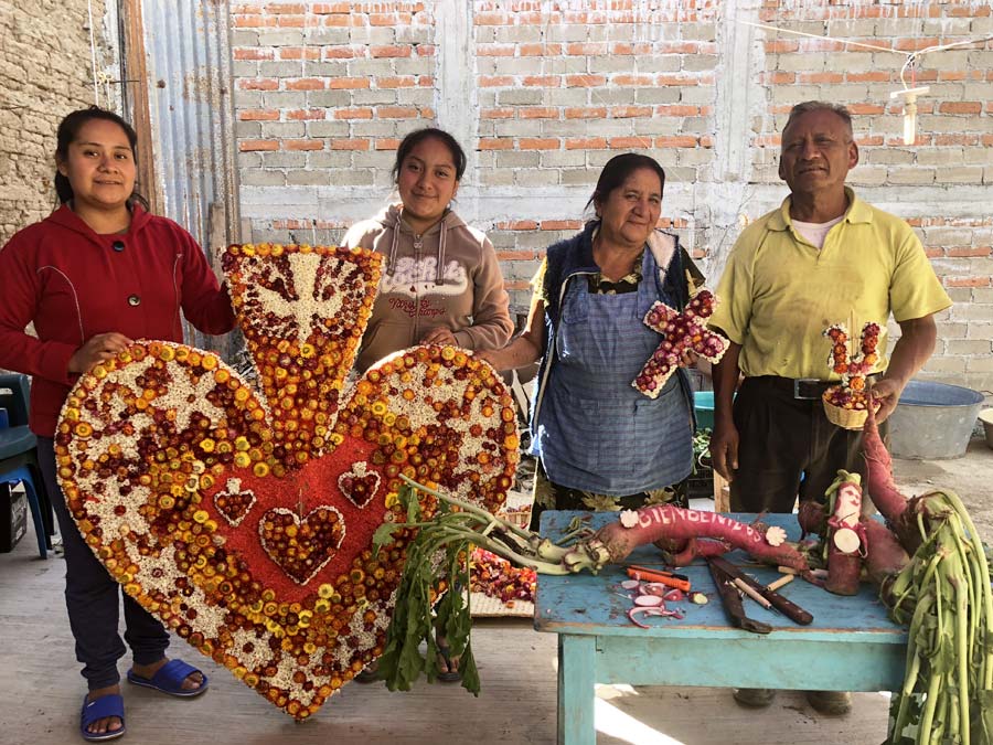 La familia Raymundo Sánchez trabaja la flor inmortal en San Antonino Castillo Velasco Foto: Mariana Castillo