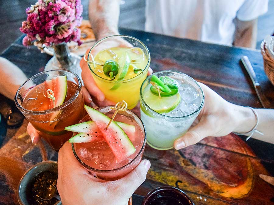 Consejos para disfrutar el Super Bowl en casa (para tragones): prepara cocteles especiales