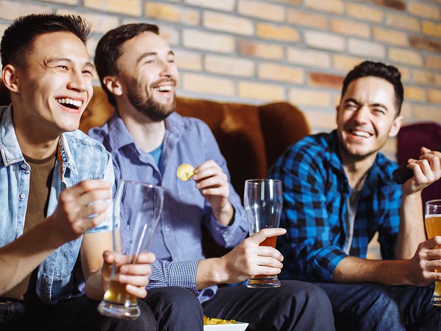 Consejos para disfrutar el Super Bowl en casa (para tragones): disfruta el partido con los tuyos