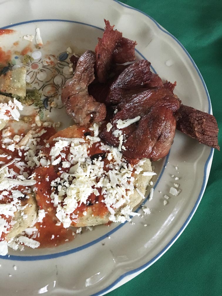 Los sabores de Cuetzalan: tlayoyos y cecina Foto: Mariana Castillo