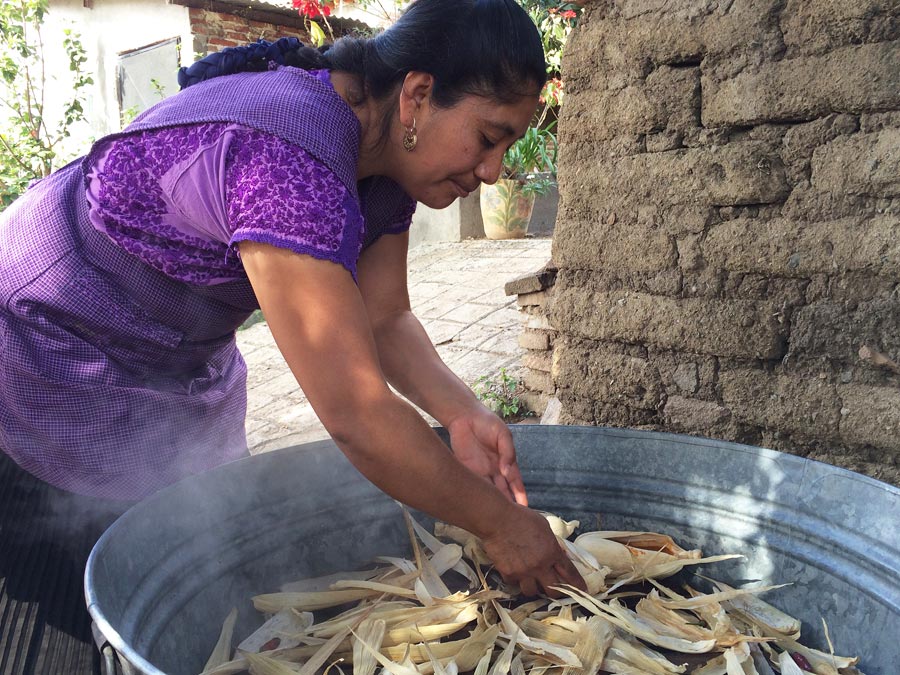Escribir sobre comida: Reyna Mendoza en Teotitlán del Valle hace "barquitos" de amarillito en su hogar Foto: Mariana Castillo