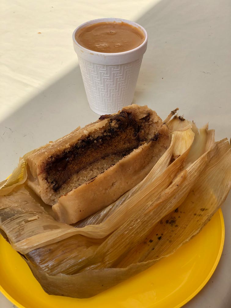 Los tamalitos de Balbuena:tamal de Gansito y atole de cajeta Foto: Mariana Castillo