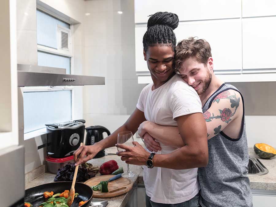 Comida afrodisiaca: cocinar en pareja es una alternativa para generar empatía