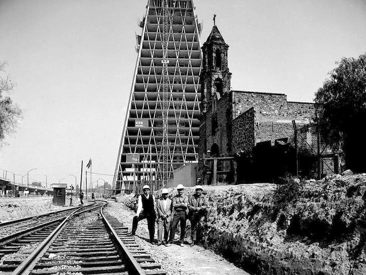 Tlatelolco-Nonoalco, a la derecha la Parroquia de San Miguel Arcangel del siglo XVIII, aún en pie y atrás la Torre de Banobras que inicio el proyecto de construccion en 1957 y concluyo en 1962 Foto: Pinterest