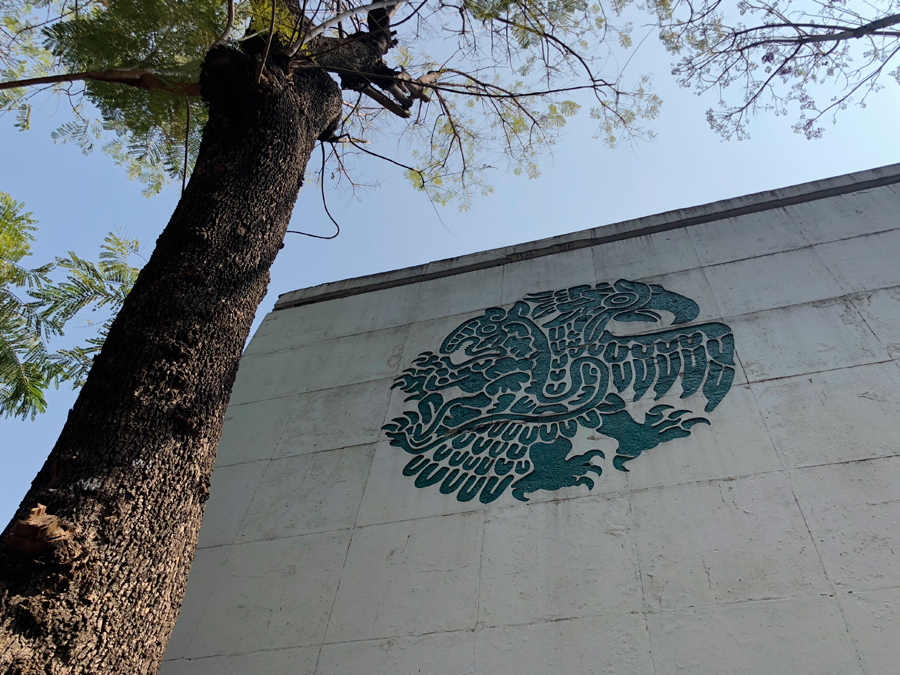 Un día en Tlatelolco: el escudo de Tlatelolco permanece en sus paredes Foto: Mariana Castillo