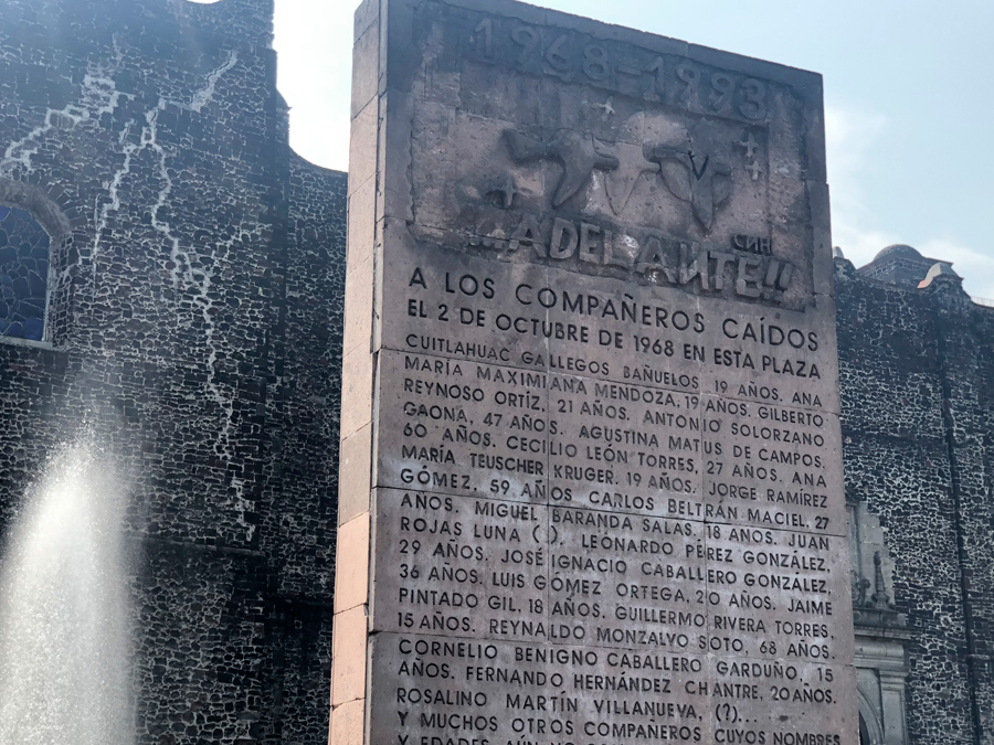 Un día en Tlatelolco: baldosa de concreto con texto de Rosario Castellanos Foto: Mariana Castillo