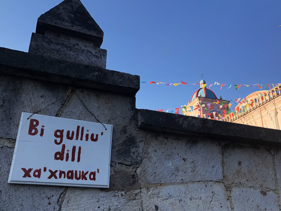 La siembra comunal en San Francisco Cajonos: este cartel dice en zapoteco "Respeta la palabra de tus padres". Foto: Mariana Castillo