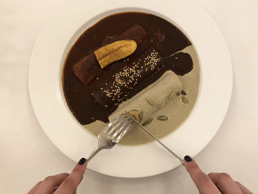 Platillos mexicanos con tortillas: enchiladas de tres moles Foto: Mariana Castillo