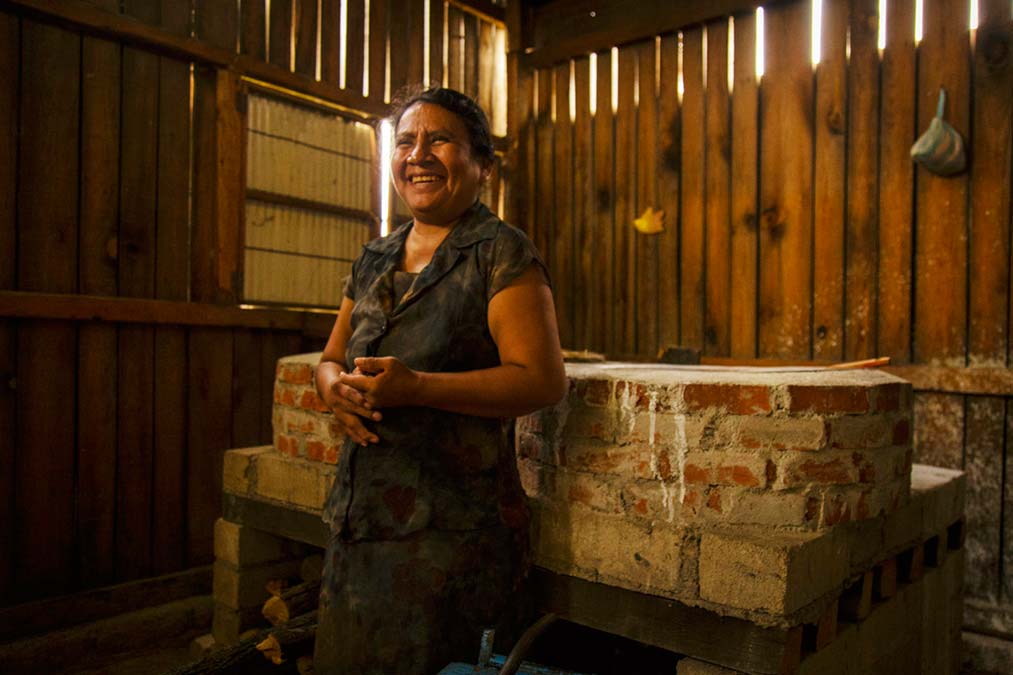 Amalia Mendoza elabora tostadas con el amaranto oaxaqueño en estos comales Foto: Fernando Gómez Carbajal