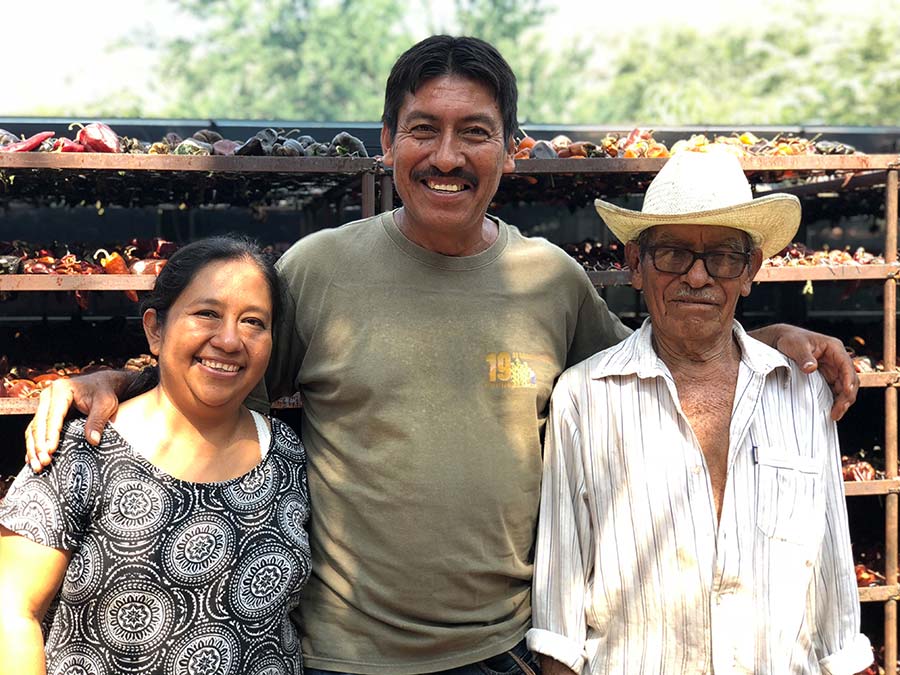 Mayra Mariscal, Félix y Abel Martínez: productores de Chile chilhuacle de Oaxaca Foto: Mariana Castillo