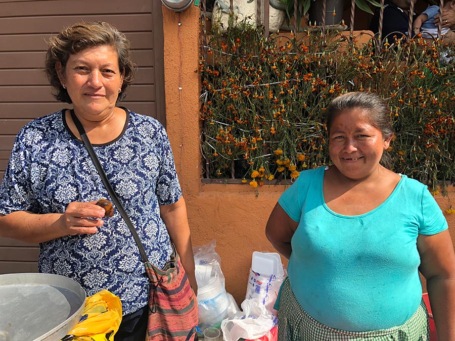 Norma Lesieur y su compañera venden comida en el tianguis del Día de Muertos en Chiapas Foto: Mariana Castillo