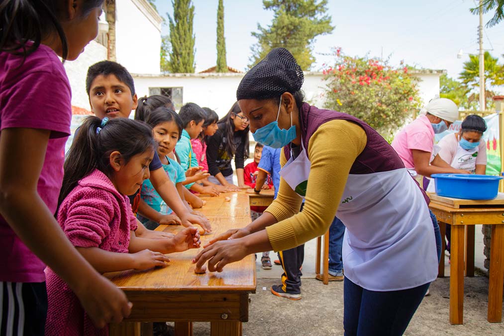 Taller de tostadas con el amaranto de Santa Catarina Tayata Foto: Fernando Gómez Carbajal