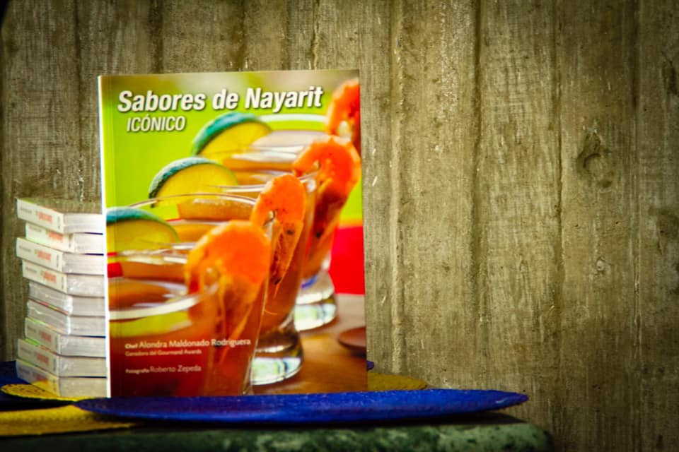 El libro de Alondra "Sabores de Nayarit" Foto: Cortesía