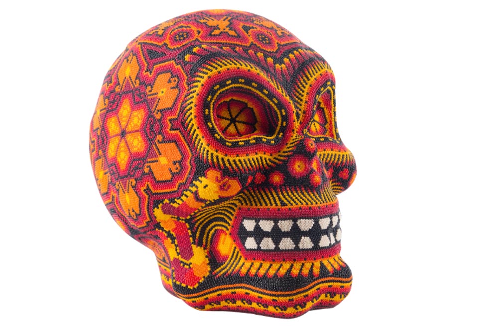 Tzompantli de arte popular mexicano en CDMX: chaquira huichol Foto: Cortesía