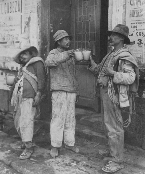 Hombres tomando pulque Foto: https://mediateca.inah.gob.mx