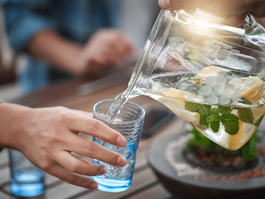Tomar agua suficiente: comer sano y cuidar tu sistema inmune