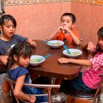 Cocinar para ayudar: apoya a niños y jóvenes en abandono social
