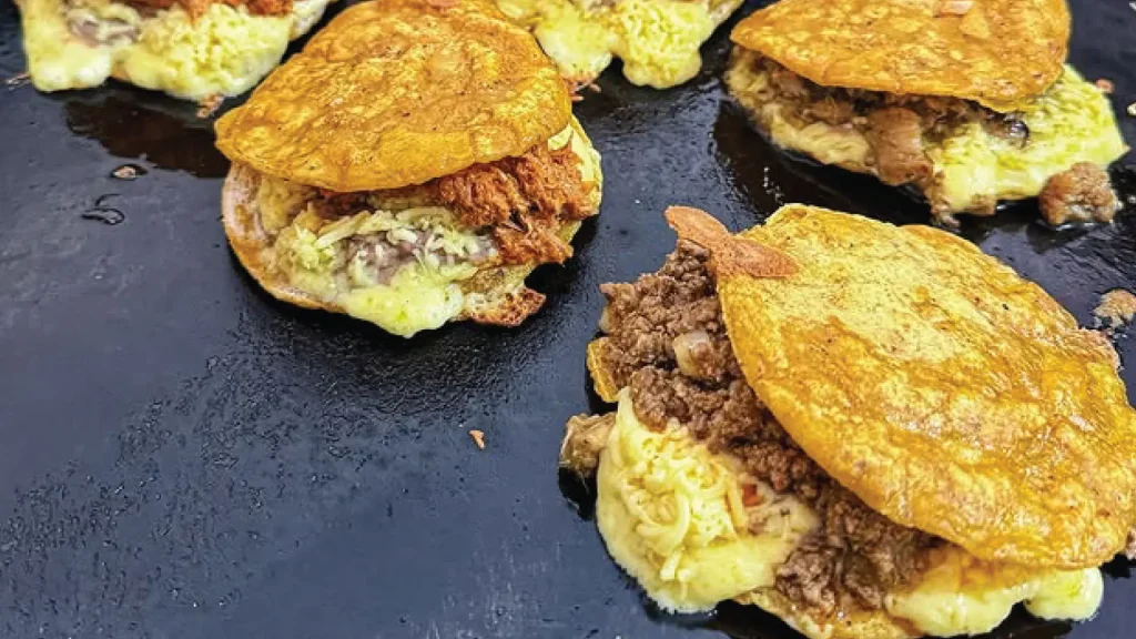 Donde-Comer-en-Monterrey-Descubrimientos-Gastronomicos-san-pedro-garza-comida-restaurantes-recomendaciones-alitas-hamburguesas-empanadas-tacos-antojos-seccion-amarilla-blog-Tacos-y-Empalmes-PEPE.webp
