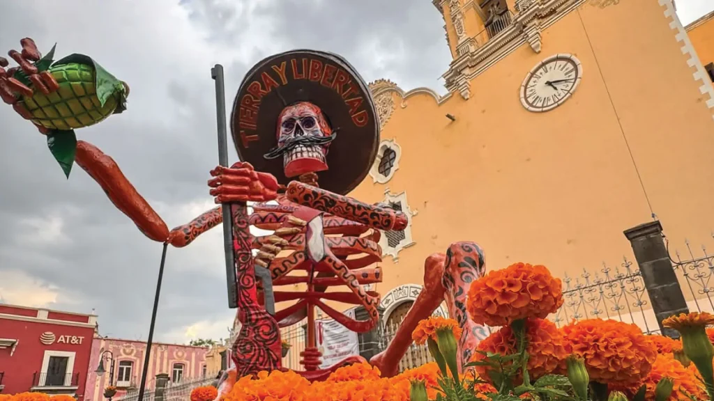 Eventos-Imperdibles-Mes-Octubre-CDMX-cultura-dia-de-muertos-halloween-conciertos-arte-exposiciones-ofrendas-desfiles-museos-seccion-amarilla-Catrinas-en-Atlixco.webp