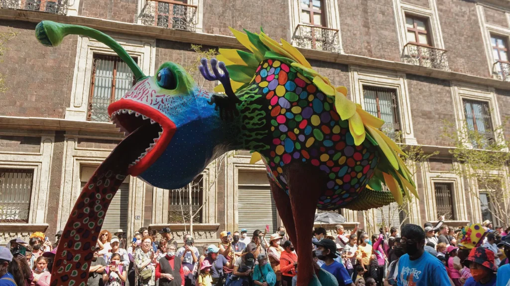 Eventos-Imperdibles-Mes-Octubre-CDMX-cultura-dia-de-muertos-halloween-conciertos-arte-exposiciones-ofrendas-desfiles-museos-seccion-amarilla-blog-sisoy-Desfile-y-Exposicion-de-Alebrijes.webp