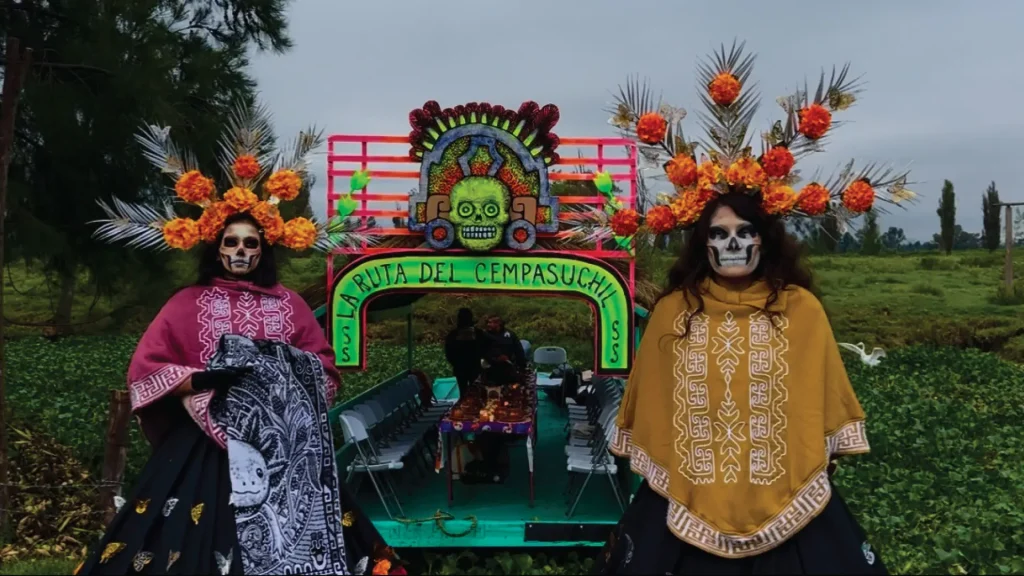 Eventos-Imperdibles-Mes-Octubre-CDMX-cultura-dia-de-muertos-halloween-conciertos-arte-exposiciones-ofrendas-desfiles-museos-seccion-amarilla-blog-sisoy-Ruta-del-Cempasuchil-2025-en-Xochimilco.webp