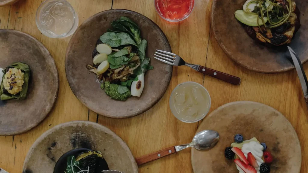 donde-comer-en-oaxaca-mejores-lugares-restaurantes-cocinas-fondas-mercados-alta-cocina-sabores-mexico-recomendaciones-resenas-seccion-amarilla-blog-RESTAURANTE-Criollo.webp